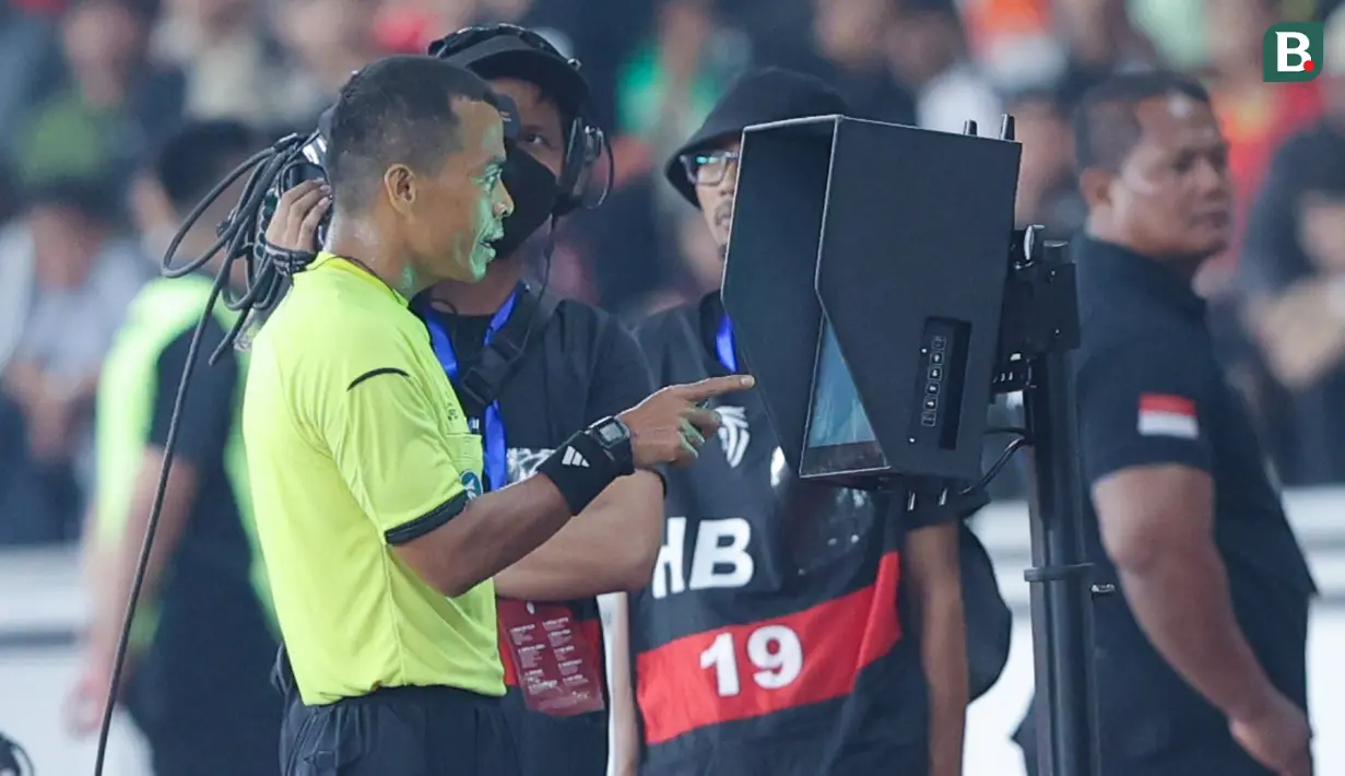 Wasit Candra memerika VAR saat pertandingan Persija Jakarta kontra saat melawan Dewa United pada laga pekan kelima BRI Liga 1 2024/2025 di Stadion Utama Gelora Bung Karno, Jakarta, Senin (16/9/2024). (Bola.com/M Iqbal Ichsan)