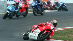 Pebalap Marlboro Kanemoto asal Italia Max Biaggi (1) memimpin balapan pada Kejuaraan Dunia Grand Prix 97 di Sirkuit Sentul, 28 September 1997. Biaggi keluar sebagai juara kelas 250 cc dengan total waktu 41'35,549 dengan kecepatan 160,153 km/jam. (KEMAL JUFRI/AFP)