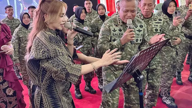 Potret Momo Geisha Tampil Nyanyi di Tengah Pasukan TNI, Foto Bareng para Pejabat