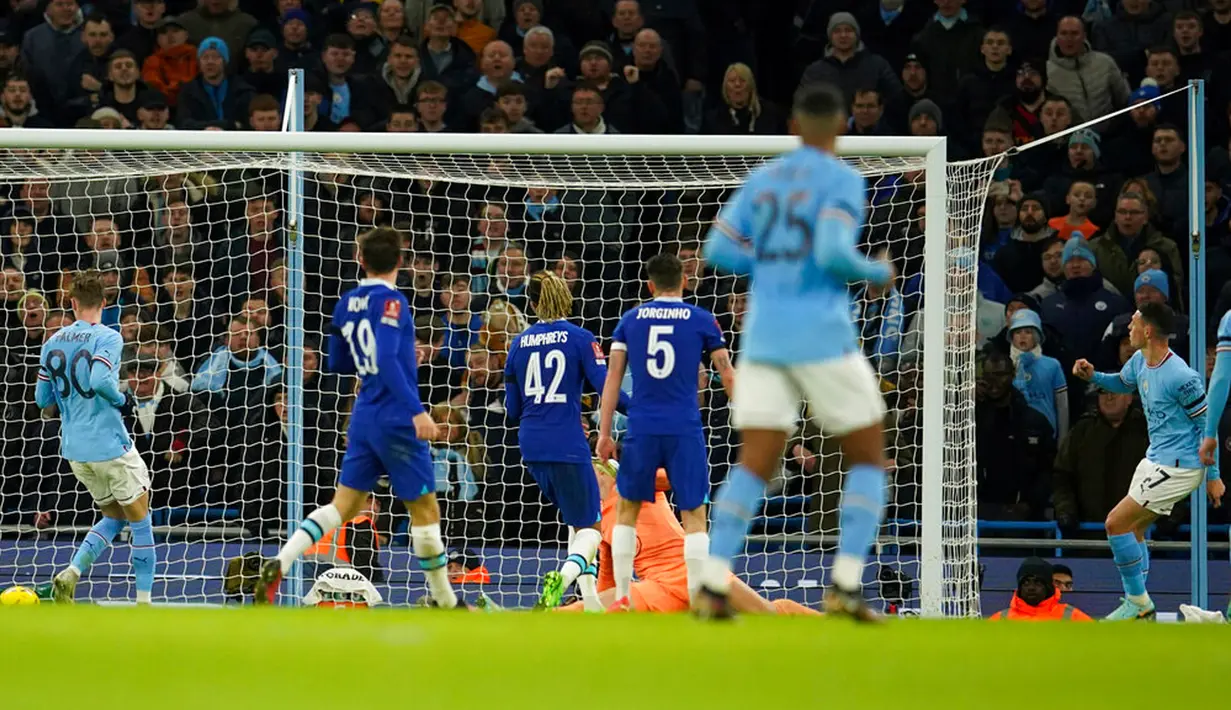 Pemain Manchester City Phil Foden (kanan) mencetak gol gawang Chelsea pada pertandingan sepak bola Piala FA di Etihad Stadium, Manchester, Inggris, 8 Januari 2023. Manchester City mengalahkan Chelsea dengan skor 4-0. (AP Photo/Dave Thompson)