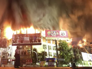 Pasar Minglar di Yangon ditimpa bencana kebakaran, Myanmar, Sabtu (9/1/2016). Penyebab kebakaran masih dalam penyelidikan . (Reuters/Soe Zeya Tun)