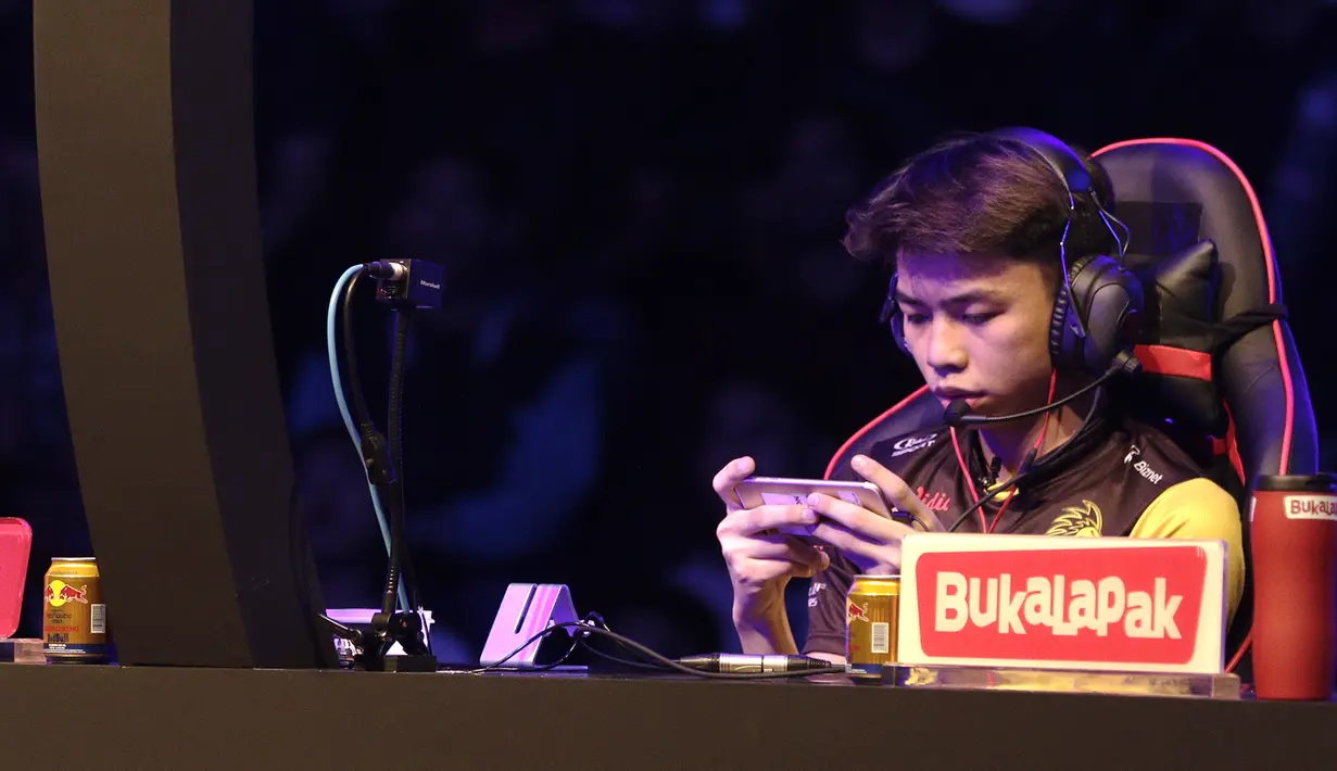 Anggota tim e-Sports, ONIC, saat melawan Louvre pada babak final Turnamen Mobile Legends: Bang Bang Profesional League (MPL) Indonesia Season 3 di Britama Arena, Jakarta, Jumat (3/5). ONIC menang 2-0 atas Louvre. (Bola.com/Yoppy Renato)