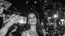 Gaya rambutnya juga ditata sedemikian rupa bergaya Hollywood Glam.  [Foto: Instagram/ Kaia Gerber]