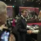 Presiden Prancis Emmanuel Macron (kiri) menyapa Perdana Menteri India Narendra Modi pada pembukaan Konferensi Tingkat Tinggi atau KTT G20 hari pertama di Nusa Dua, Bali, Selasa (15/11/2022). (AP Photo/Dita Alangkara)