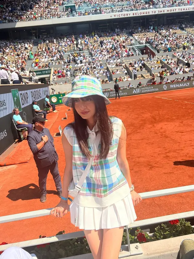 6 Gaya Stunning Raline Shah Berjemur di Bawah Terik Matahari saat Nonton Turnamen Tenis di Paris