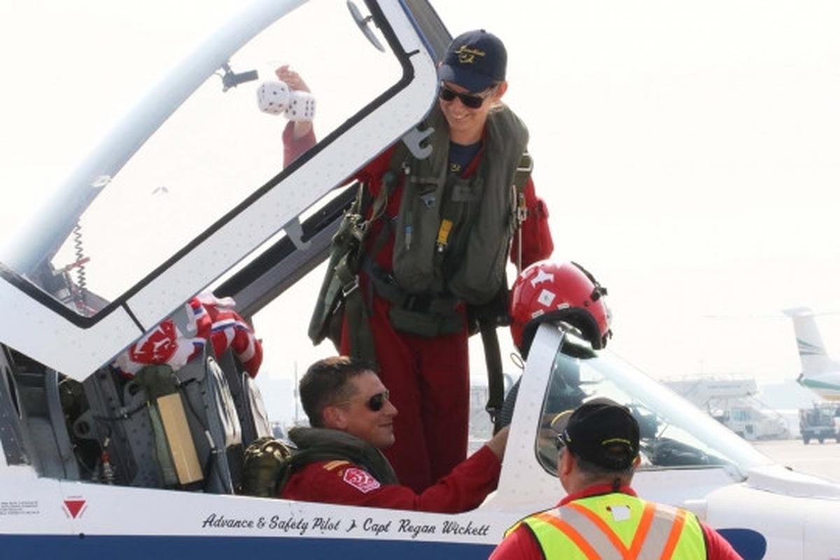 Sosok cantik Patricia, pilot jet aerobatik Kanada