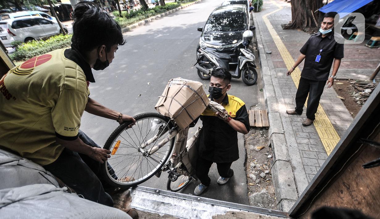 Pekerja memasukkan sepeda ke dalam truk sebelum dikirim melalui jasa ekspedisi kereta di Jalan Bungur Raya, Senen, Jakarta, Senin (3/5/2021). Memasuki H-10 Idul Fitri, jasa pengiriman paket barang dan sepeda motor via ekspedisi kereta api mengalami peningkatan. (merdeka.com/Iqbal S. Nugroho)