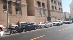 Setiap kali Bola.com akan meliput melalui jalanan menuju Doha Metro untuk naik bus, terlihat banyak mobil berjejer namun terlihat sangat kotor. Tentu hal itu menjadi pertanyaan. Apakah di Qatar orang malas untuk mencuci mobil dan mengapa tidak membawanya ke tukang cuci mobil? (Bola.com/Hendry Wibowo)