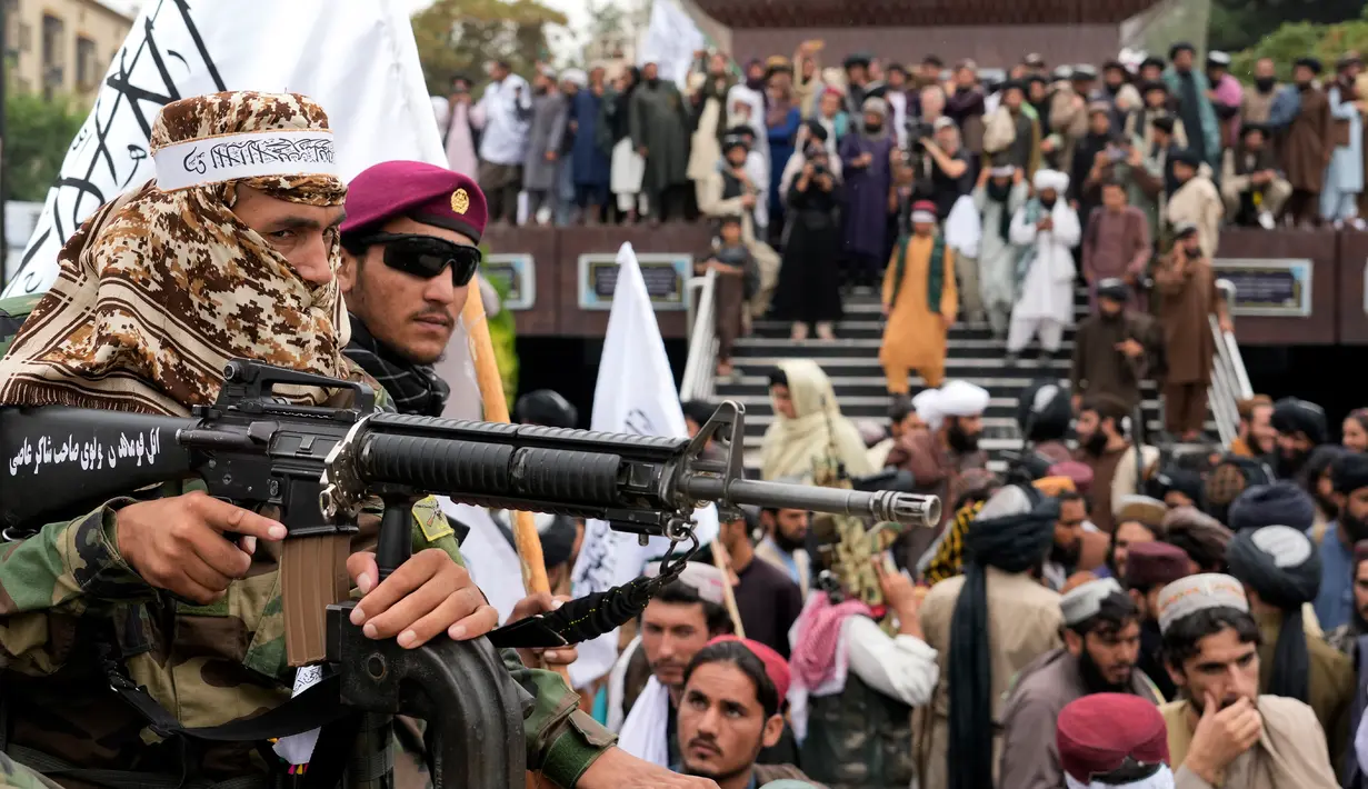 Pasukan Taliban merayakan satu tahun sejak mereka merebut Kabul di depan Kedutaan Besar AS di Kabul, Afghanistan, Senin (15/8/2022). Taliban memperingati tahun pertama pengambilalihan kekuasaan setelah pemerintah negara yang didukung barat itu melarikan diri dan militer Afghanistan hancur dalam menghadapi serangan Taliban. (AP Photo/Ebrahim Noroozi)
