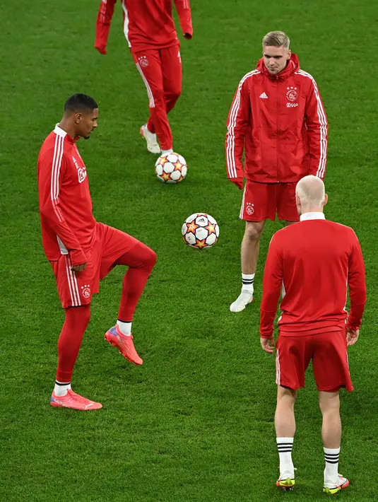 Pemain Ajax Amsterdam, Sebastien Haller (kiri), Steven Berghuis dan Davy Klaassen (kanan) ambil bagian dalam sesi latihan di Dortmund, Jerman, Selasa (2/11/2021). Ajax akan bertandang ke markas Borussia Dortmund pada matchday 4 Grup C Liga Champions, Kamis (4/11) dini hari WIB. (Ina FASSBENDER/AFP)