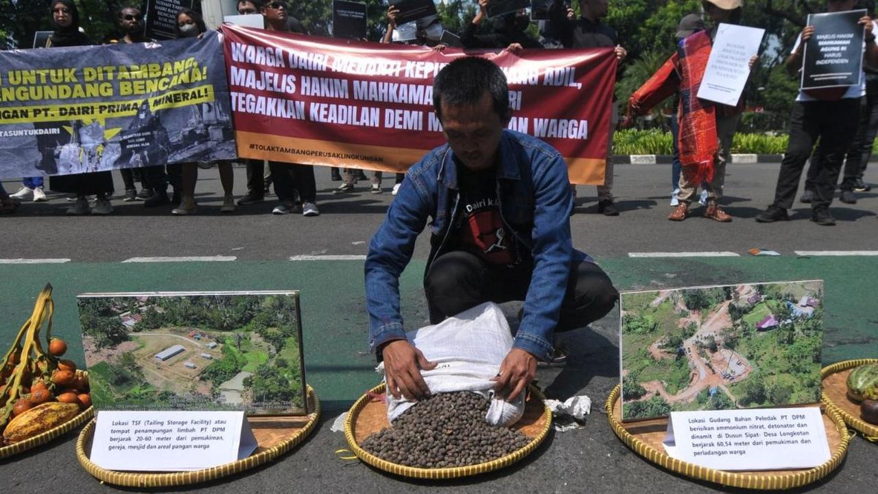 Mereka menuntut agar Majelis Hakim Mahkamah Agung memberikan putusan yang adil dan berpihak kepada rakyat kecil, serta menghentikan aktivitas perusahaan tambang yang dinilai merugikan lingkungan dan kehidupan masyarakat. Foto: merdeka.com / Imam Buhori