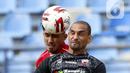 Pemain Madura United Bruno Da Silva Lopes (depan) duel udara dengan pemain Persik Kediri dalam pertandingan babak penyisihan Grup C Piala Menpora 2021 melawan Madura United di Stadion Si Jalak Harupat, Bandung, Sabtu (3/4/2021). (Bola.com/Ikhwan Yanuar)
