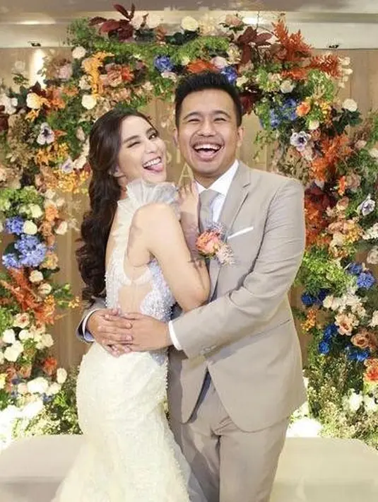 Model gaun resepsi yang dipilih Clay untuk resepsi lebih sederhana dengan model tanpa lengan dan siluet mermaid. (Instagram/clairineclay).