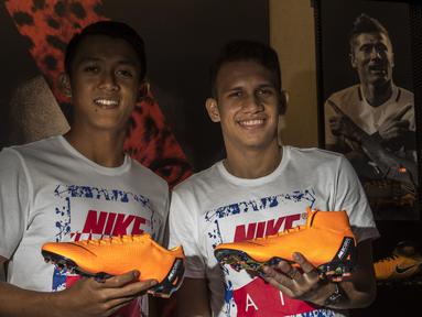 Pesepak bola, Febri Hariyadi dan Egy Maulana saat peluncuran Nike Born Mercurial 360 di Fisik Football, Jakarta, Rabu (7/3/2018). Nike merilis model terbaru Nike Mercurial Superfly dan Vapor 360. (Bola.com/Vitalis Yogi Trisna)