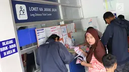 Calon penumpang melakukan reservasi secara manual di Stasiun Pasar Senen, Jakarta, Jumat (21/12). Puncak mudik libur panjang Natal 2018 dari Jakarta dengan kereta api diprediksi pada 21-22 Desember. (Liputan6.com/Helmi Fithriansyah)