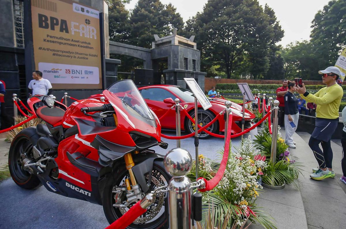 DFOTO: Dari Ferrari Ducati Hingga Tas Mewah Dipamerkan untuk Dilelang di CFD Sudirman