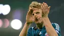 Liverpool&#039;s Dirk Kuyt applauds Liverpool fans after their Premiership match against Stoke City at Britannia football Stadium on January 10, 2009. The match ended 0-0. AFP PHOTO/CARL DE SOUZA