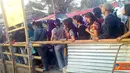 Citizen6, Serang: Terkadang berjalan kaki saja sulit harus berdesak-desakan, hal ini disebabkan banyaknya karyawan pabrik di desa tersebut. (Pengirim: Tyana)