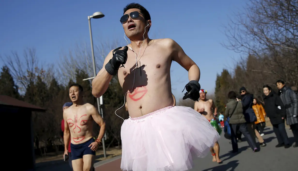 Peserta tak mengenakan baju saat  mengikuti lomba lari " Half- Naked Marathon" di Olympic Forest, Beijing, Cina, (28/2).  Lomba yang diselenggarakan tiap tahunnya ini sebagai bentuk gaya hidup ramah lingkungan. (REUTERS / Kim Kyung - Hoon)
