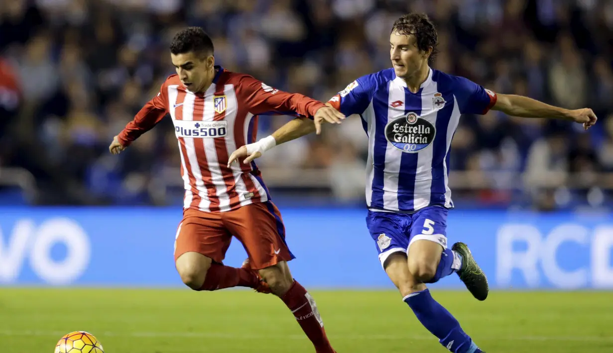 Pemain Deportivo Coruna Pedro Mosquera (kanan) berebut bola dengan pemain Atletico Madrid Angel Correa pada lanjutan La Liga Spanyol di Stadion Riazor, Sabtu (30/10/2015) dini hari. Atletico bermain imbang 1-1. (REUTERS/Miguel Vidal)