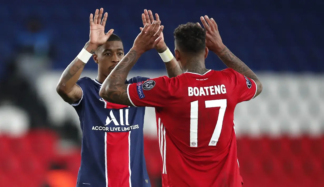 Pemain Bayern Munchen, Jerome Boateng, dan pemain Paris Saint-Germain (PSG), Presnel Kimpembe, pada laga Liga Champions di Stadion  Parc des Princes, Rabu (14/4/2021). PSG takluk dengan skor 0-1. (AFP/Frank Fife)