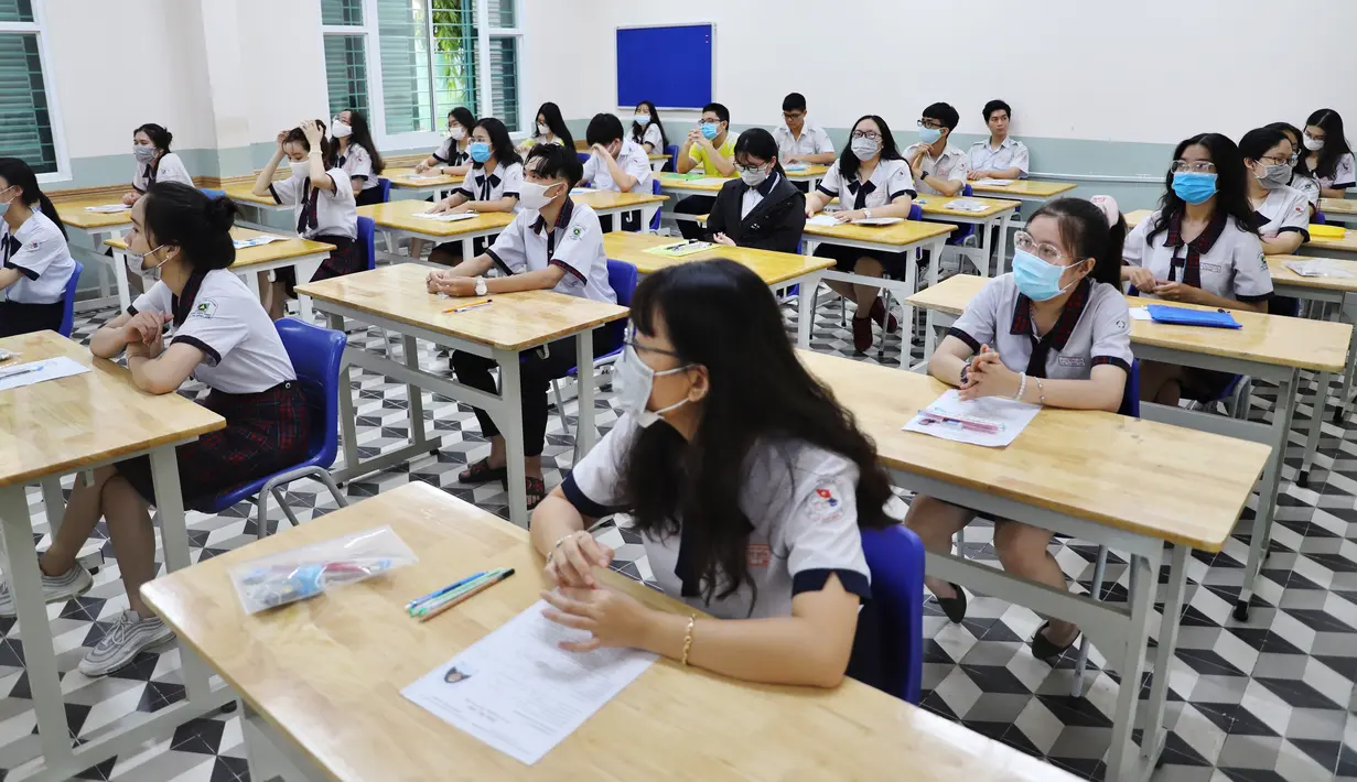 Para pelajar yang mengenakan masker mengikuti Ujian Kelulusan Sekolah Menengah Atas (SMA) di Ho Chi Minh City, Vietnam, 9 Agustus 2020. Hampir 867.000 pelajar SMA di Vietnam mulai menjalani ujian akhir nasional di tengah penerapan langkah-langkah pengendalian COVID-19 yang ketat. (Xinhua/VNA)