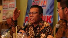 Anggota DPR RI F-PDIP, Masinton Pasaribu saat berdialog membahas Freeport di Warung Daun, Jakarta, Sabtu (12/12/2015). Masinton menyebut Freeport sebagai VOC gaya baru. (Liputan6.com/Angga Yuniar)