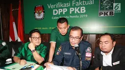 Komisioner KPU Hasyim Asy'ari (dua kanan) saat membacakan hasil verifikasi faktual PKB di Jakarta, Senin (29/1/2018). PKB resmi menjadi parpol keempat yang lolos verifikasi di tingkat DPP. (Liputan6.com/Angga Yuniar)