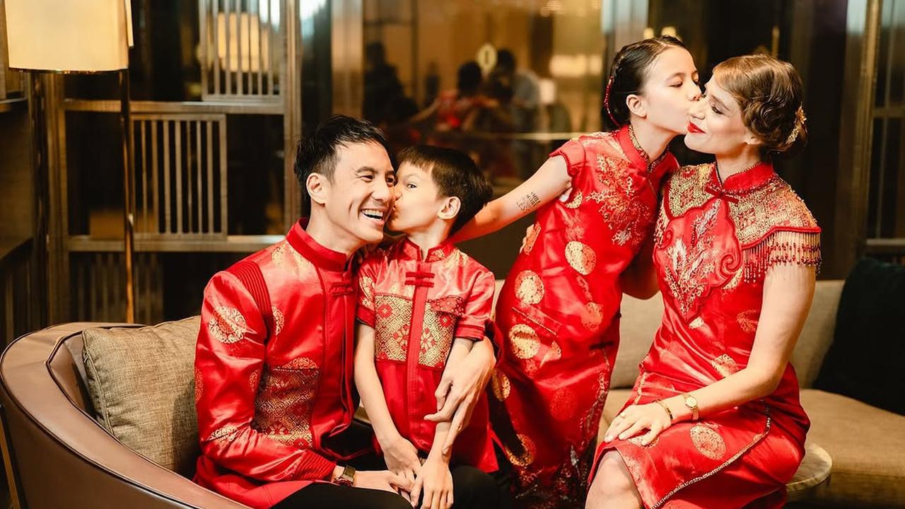 Potret Daniel Mananta dan Viola Photoshoot di Momen Imlek Bersama Kedua Anak, Cerianya Terpancar