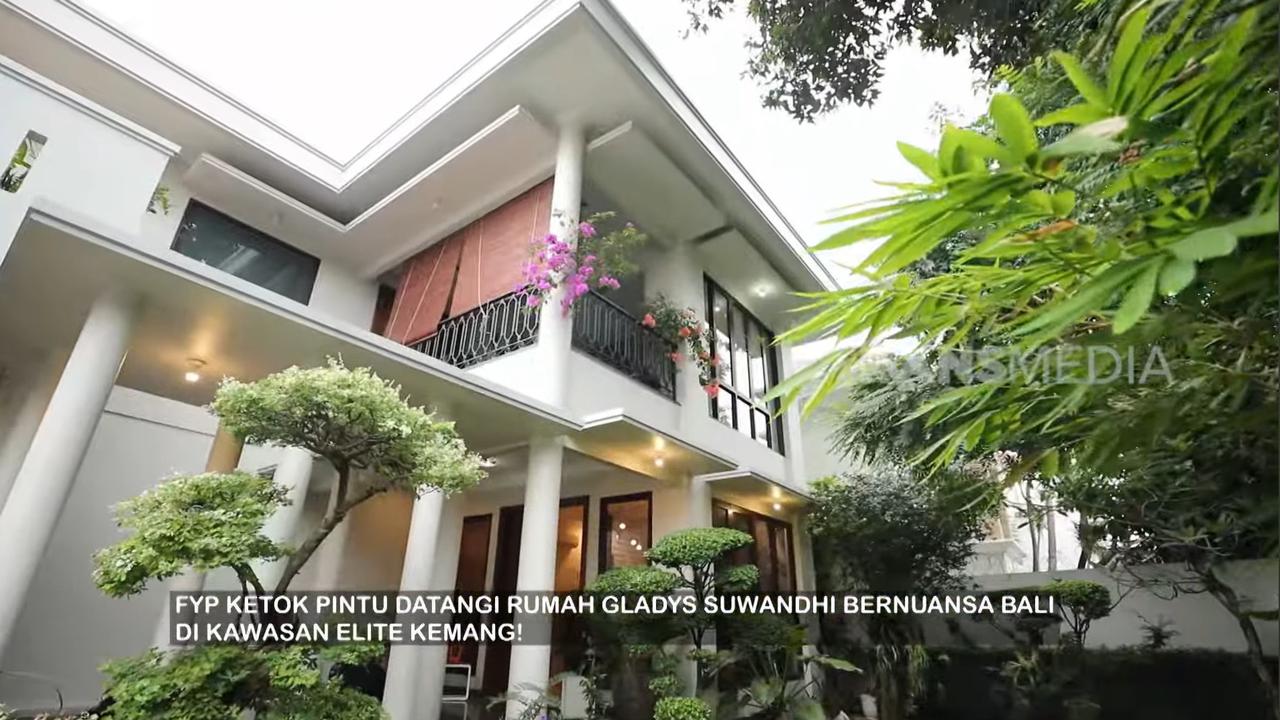 Potret Rumah Mewah Gladys Suwandhi Bernuansa Bali di Menteng, Ada Kolam Renang & Kamar Seluas Lapangan Futsal