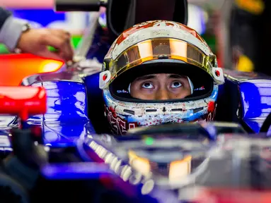 Pebalap Indonesia, Sean Gelael dari Scuderia Toro Rosso menanti giliran pada sesi latihan bebas  F1 GP Mexico di Autodromo Hermanos Rodriguez, (27/10/2017). Sean menempati urutan ke-17. (Peter Fox/Getty Images/AFP)