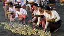 Tujuan upacara Melasti adalah untuk mencari Amertha Kamandalu (air suci kehidupan). (SONNY TUMBELAKA/AFP)