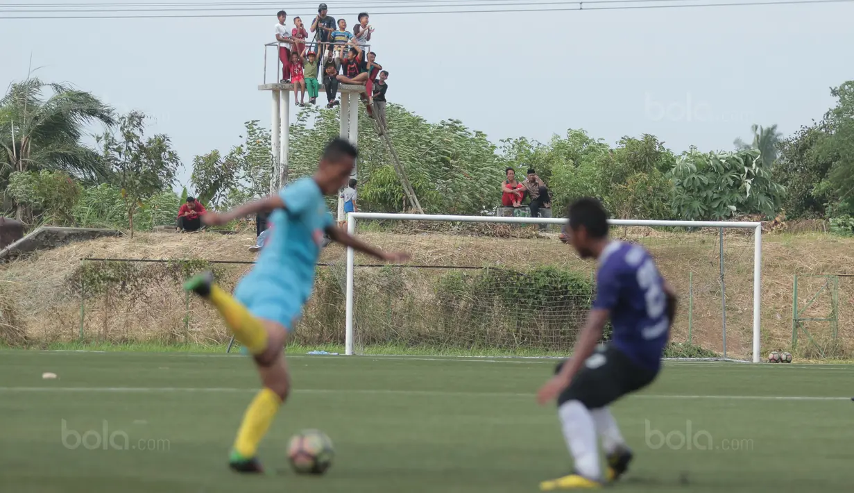 Sejumlah bocah sedang menonton Bhayangkara FC melawan Persita pada laga uji coba di Lapangan NYTC Sawangan, Depok, (11/01/2018). Bhayangkara FC kalah 0-2. (Bola.com/Nicklas Hanoatubun)