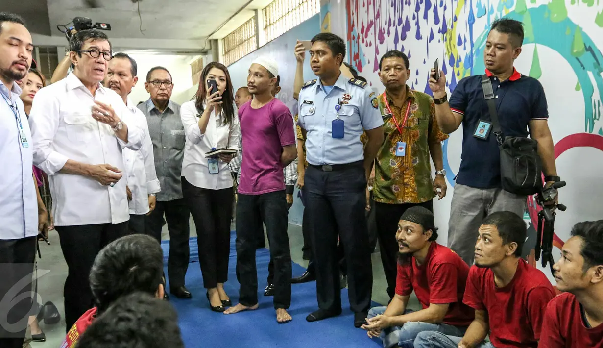 Menkumham Yasonna Laoly berbincang dengan narapidana di dalam ruang lapas Salemba, Jakarta, Rabu (9/3/2016). Kunjungan Menkumham tersebut untuk mengontrol peredaran narkotika di dalam Lapas. (Liputan6.com/Yoppy Renato)