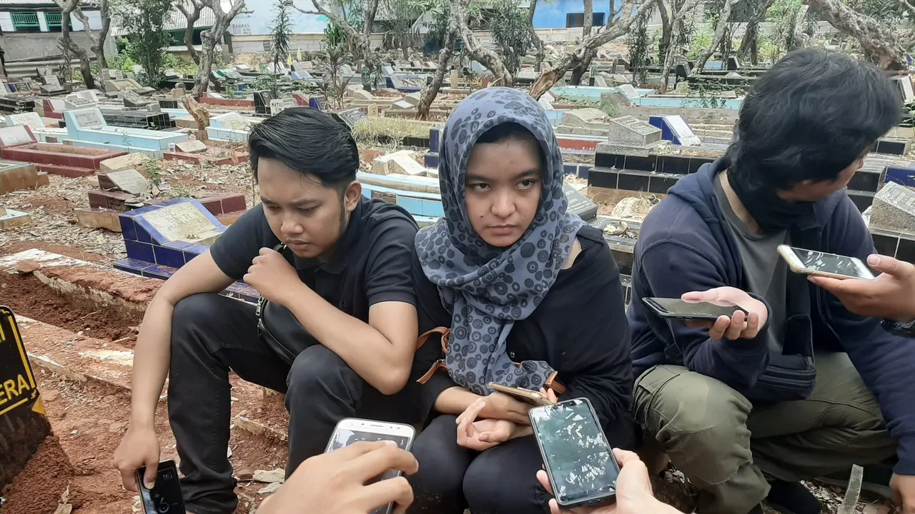 Menurut keterangan keluarga dekatnya, Akbar mengalami luka lebam di wajah saat ditemukan koma di RS Polri.