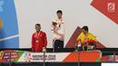 Atlet Indonesia Aris Wibawa saat penyerahan mendali dalam babak final putra 100 meter gaya dada SB7 para renang Asian Para Games 2018 di Aquatic Center, GBK, Jakarta, Senin (8/10). Aris berhasil meraih perak dalam kelas tersebut. (Merdeka.com/Imam Buhori)