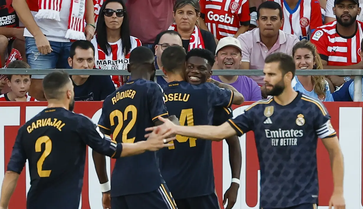 Selebrasi para pemain Real Madrid setelah Aurelien Tchouameni (tengah) mencetak gol kedua ke gawang Girona pada laga pekan ke-8 Liga Spanyol 2023/2024 di Montilivi Stadium, Girona, Spanyol, Sabtu (30/9/2023) malam WIB. (AP Photo/Joan Monfort)