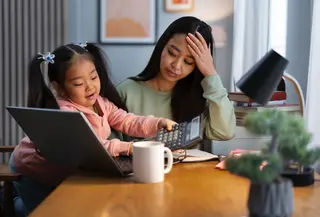 Perbedaan energi antara ibu introvert dan anak ekstrovert sering membuat pengasuhan terasa melelahkan. [Dok/freepik.com]