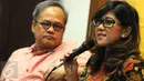 Politikus Partai Golkar Meutya Hafid (kanan) saat berbicara dalam diskusi bertajuk "Mau Kemana Golkar?" di Cikini Jakarta, (21/2). Mereka membahas Munaslub adalah jalan keluar untuk menyelesaikan konflik di internal Golkar. (Liputan6.com/Helmi Afandi)