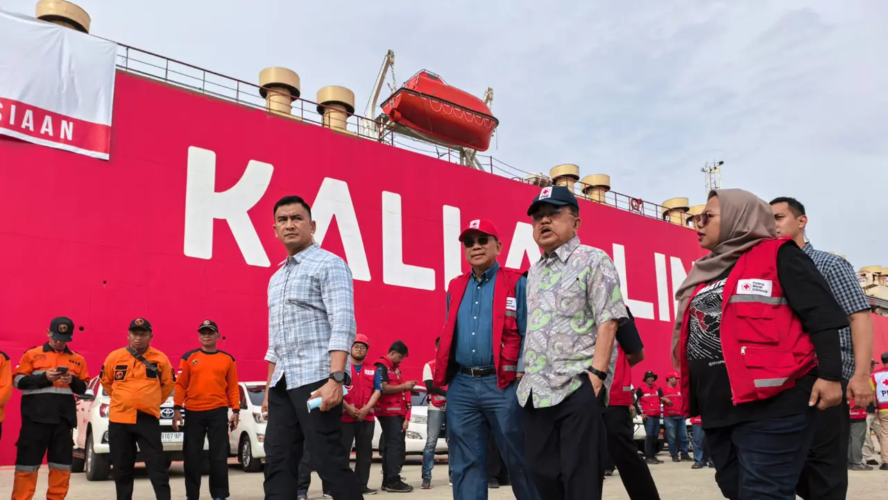 Jusuf Kalla melepas sejumlah relawan dan bantuan untuk bencana Sumatera di Pelabuhan Tanjung Priok, Jakarta Utara, Minggu (4/1/2026).