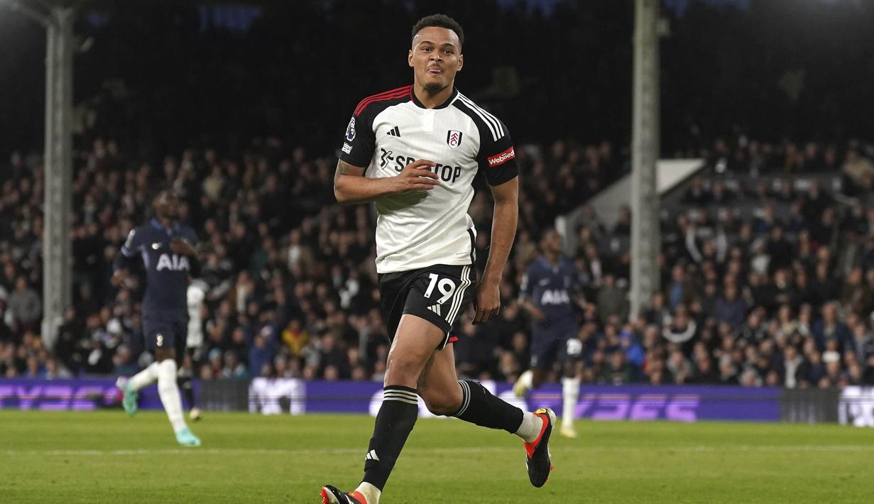 Pemain Fulham, Rodrigo Muniz, melakukan selebrasi setelah mencetak gol ke gawang Tottenham Hotspur pada laga Liga Inggris di Stadion Craven Cottage, Minggu (17/3/2024). (Adam Davy/PA via AP)