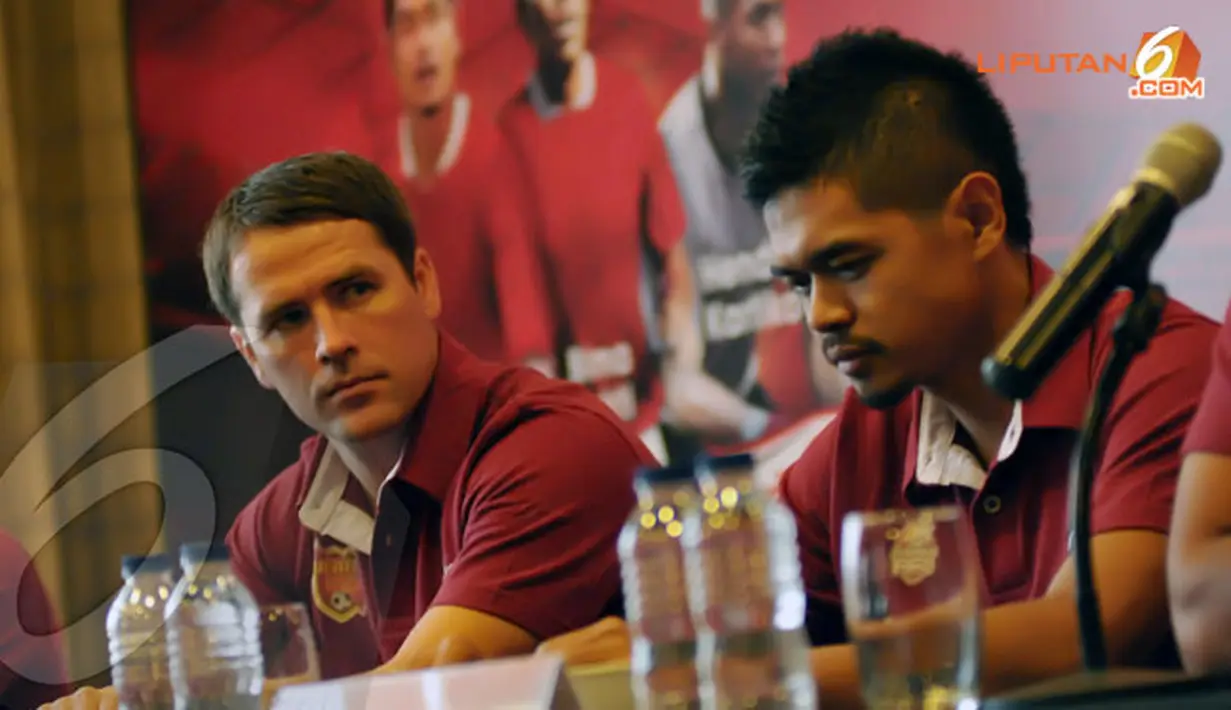 Dua pemain bintang Michael Owen dan Bambang Pamungkas terlihat serius menyimak pertanyaan wartawan saat konferensi Pers (Liputan6.com/ Helmi Fithriansyah)