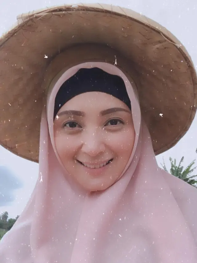 7 Pesona Della Puspita Pakai Hijab Ini Makin Memesona