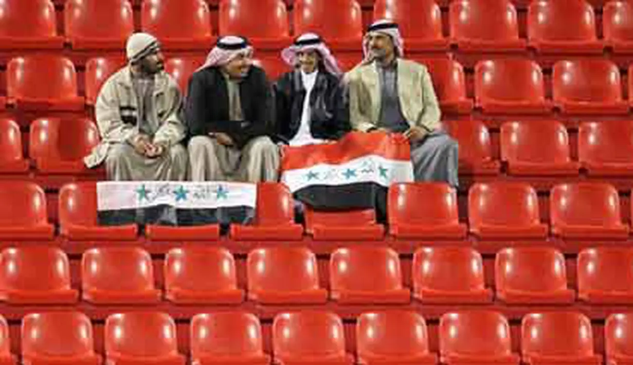 Empat fans Irak di tengah kosongnya Ahmed bin Ali Stadium, Al Rayyan, Qatar, ketika digelar penyisihan Grup D Piala Asia 2011 antara Irak vs Korut, 19 Januari 2011. AFP PHOTO / KARIM JAAFAR 