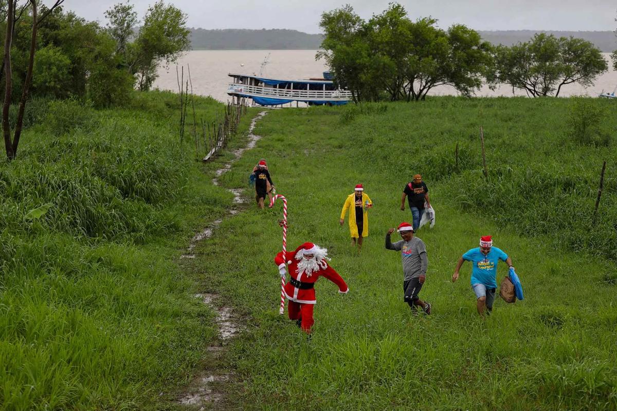 FOTO: Sinterklas Menyusuri Sungai Amazon Antar Hadiah Natal