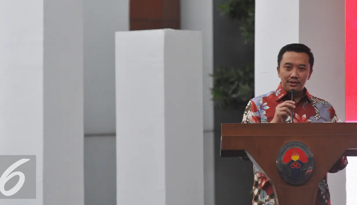 Menpora Imam Nahrawi saat memberikan ucapan selamat sekaligus penyerahan penghargaan buat para atlit dan pelatih yang berprestasi di Sea Games ke-28 Singapura 2015, di Gedung Kemenpora, Jakarta, Kamis (9/7/2015). (Liputan6.com/Herman Zakharia)
