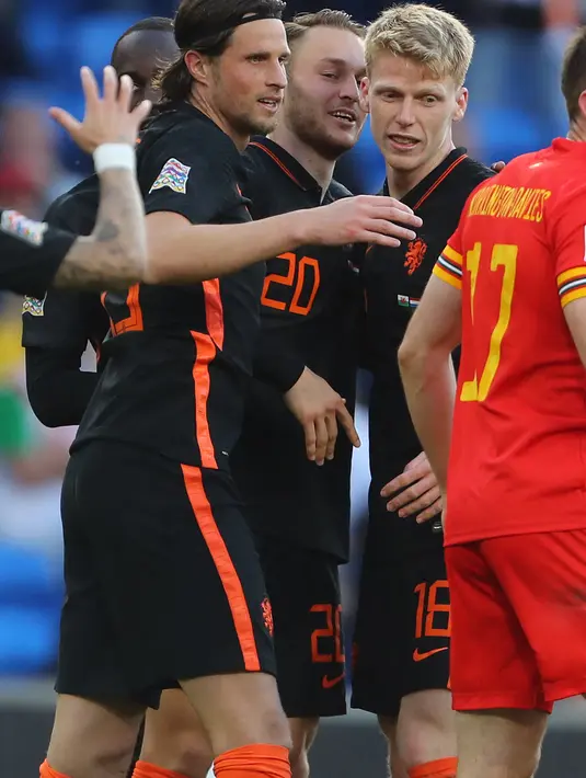 Gelandang Belanda Teun Koopmeiners (tengah) merayakan dengan rekan setimnya setelah mencetak gol ke gawang Wales selama pertandingan grup A4 UEFA Nations League di stadion Cardiff City di Cardiff, Wales selatan, Kamis (9/6/2022). Belanda menang tipis atas Wales 2-1. (AFP/Geoff Caddick)