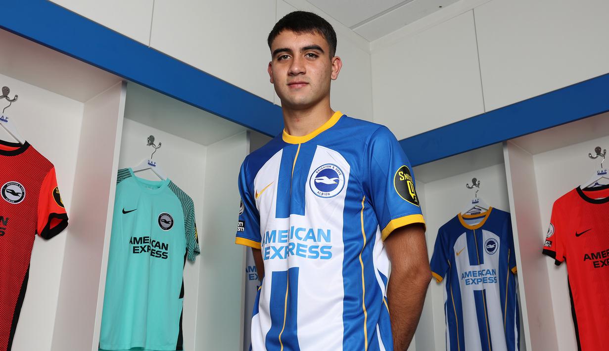 Facundo Buonanotte yang baru berusia 18 tahun saat ini menjadi milik Brighton and Hove Albion sejak tengah musim 2022/2023 setelah didatangkan dari Rosario Central. Bersama Brighton ia telah bermain dalam 3 laga di Premier League dengan catatn 1 asisst. Sementara bersama Timnas Argentina U-20 ia telah mengoleksi 6 caps dengan torehan 1 gol dan 1 assist sejak melakukan debut pada 4 Juni 2022. (Brighton and Hove Albion/Paul Hazlewood)