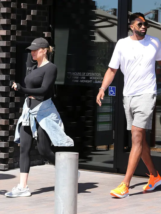 Dan lagi, penggemar Khloe pun menuliskan sindirannya. "Ke pulau kesetiaan, Tristan. Itu tempat yang ingin ia kunjungi," tulis akun ciaralinae. (People Magazine - Splash News)