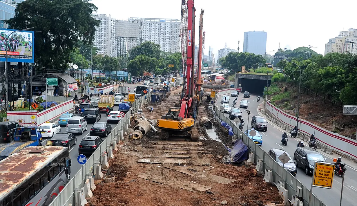Alat berat yang digunakan untuk pengerjaan long span proyek Light Rail Transit (LRT) di depan BNN, Cawang, Jakarta, Selasa (23/5). Pengerjaan LRT Cawang-Dukuh Atas mulai memasuki tahap pengerjaan Long Span pada minggu ini. (Liputan6.com/Yoppy Renato)